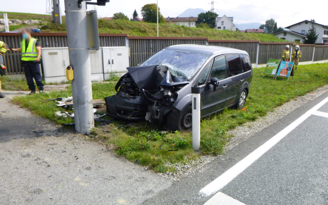 Aufräumarbeiten nach Verkehrsunfall