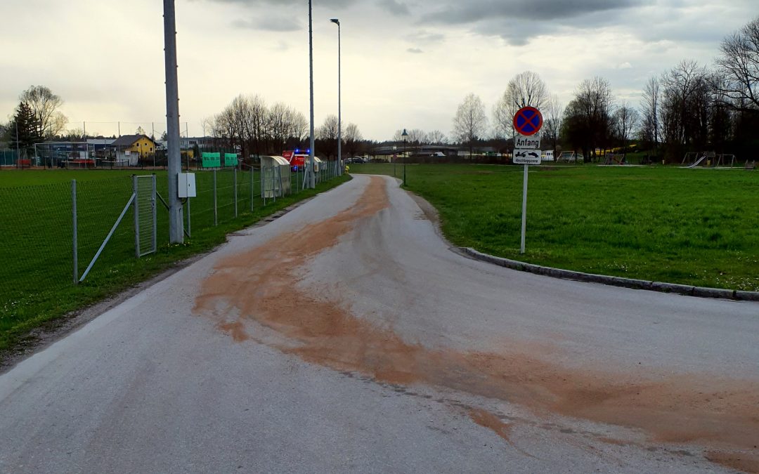 Ölspur Parkplatz Freibad Bergxi